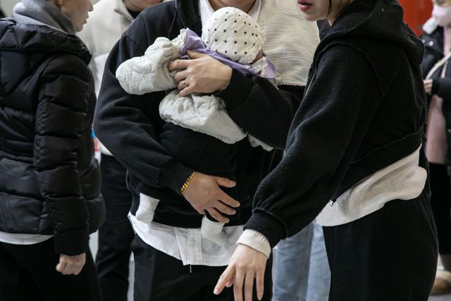 아기를 안고 있는 아빠