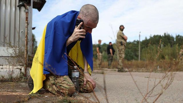 러시아의 포로로 지내다 풀려나 집으로 전화를 거는 우크라이나 군인의 모습
