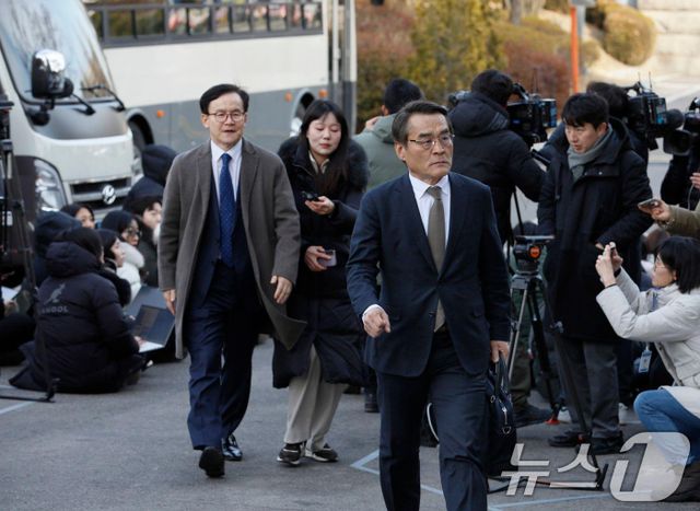 윤석열 대통령 측 대리인인 배보윤 번호사와 배진한 변호사가 27일 서울 종로구 헌법재판소에서 열리는 윤석열 대통령 탄핵심판 첫 변론준비기일에 출석하고 있다. 