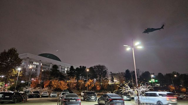 윤석열 대통령이 비상계엄을 선포한 가운데 국회 상공에 군 헬기가 떠 있다