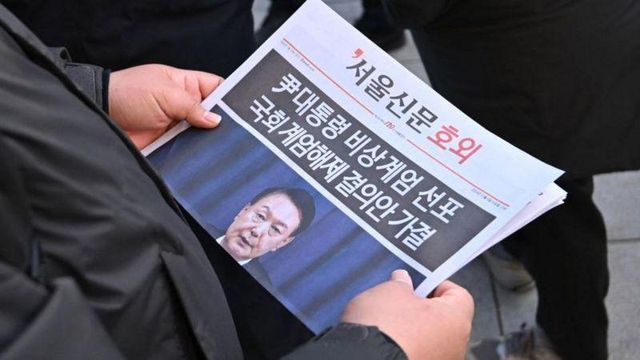  ‘윤 대통령 비상계엄 선포’ 기사를 읽고 있는 한국 시민의 모습