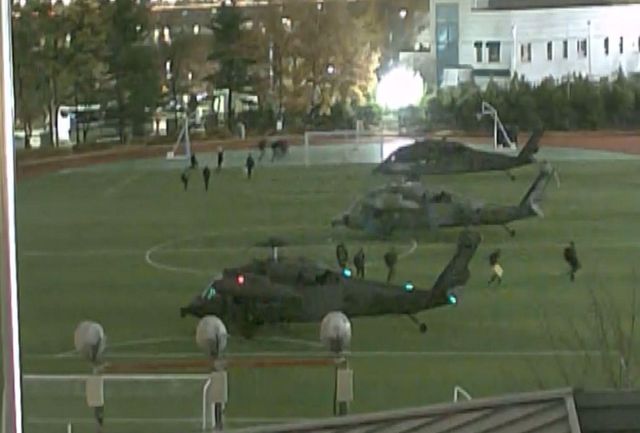 헬기를 타고 국회 내에 진입한 계엄군 모습. (국회사무처 제공) 