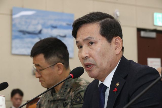 김선호 국방부 차관이 5일 오전 서울 여의도 국회에서 열린 국방위원회 전체회의 비상계엄 선포 경과 및 병력동원 관련 현안질의에 출석, 의원 질의에 답하고 있다