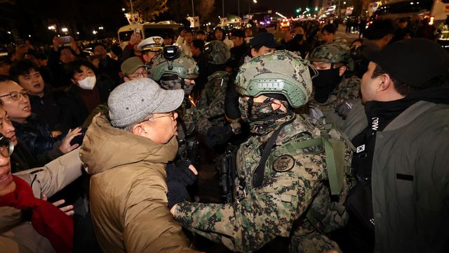 윤석열 대통령이 비상계엄령을 선포했던 4일 새벽 서울 여의도 국회 앞에 모인 시민들이 계엄군 진입을 막아서고 있다
