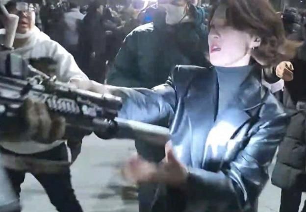 안귀령 더불어민주당 대변인이 지난 3일 비상계엄 선포된 직후 국회 본청에서 계엄군의 총구를 손으로 막고 있다