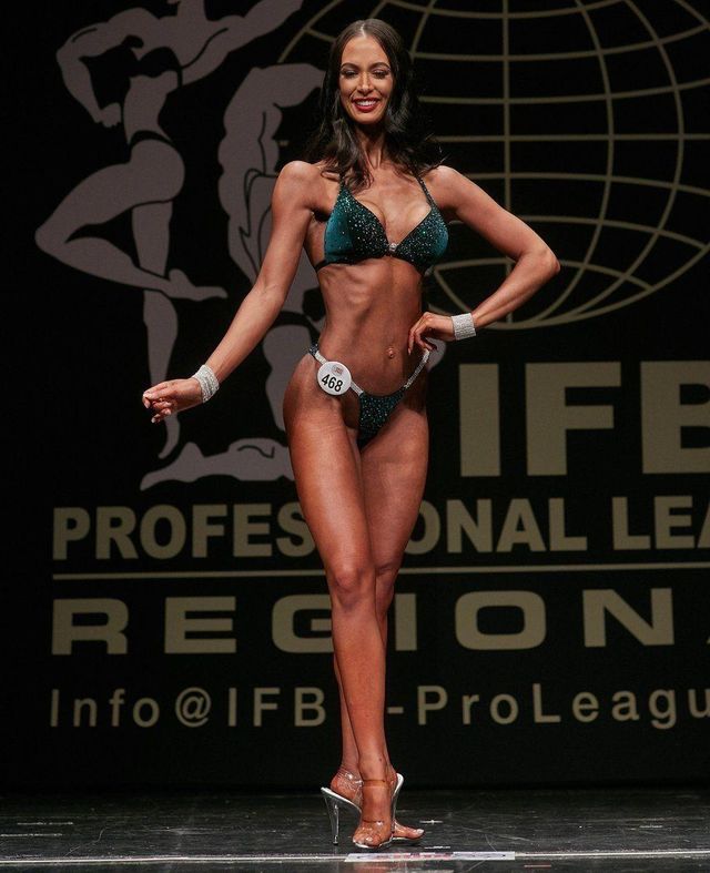 보디빌딩 대회에 출전한 아델의 모습