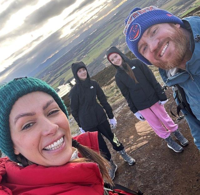 아델과 남편, 두 딸의 모습