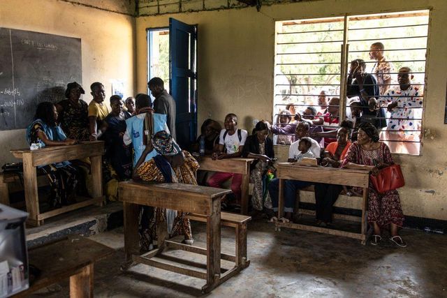 콩고민주공화국의 한 투표소 밖에서 유권자들이 투표를 기다리는 모습