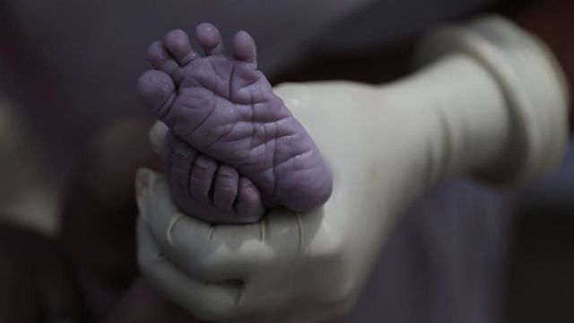 갓 태어난 신생아의 발바닥