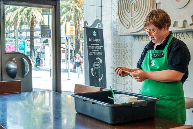 스타벅스에서 일하는 다운증후군 남성