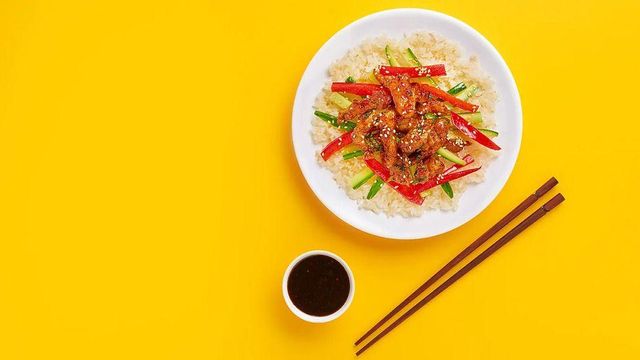 세라믹 그릇에 담겨있는 음식 