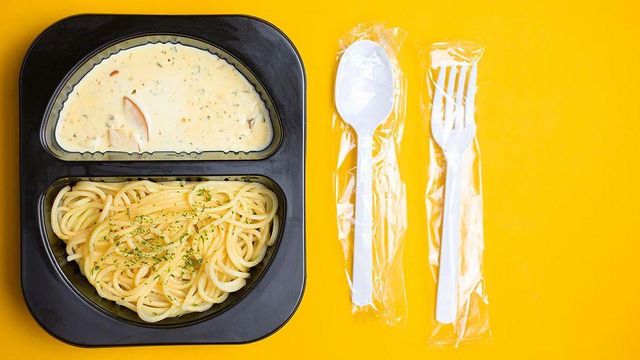 플라스틱 도시락 통에 파스타와 수프가 담겨있다