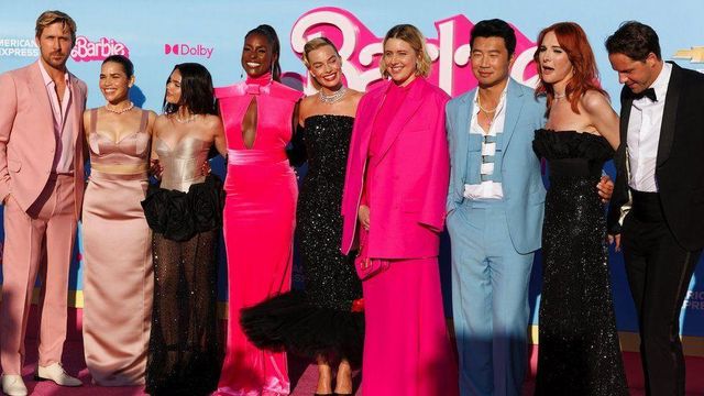 그레타 거윅 감독 및 영화 ‘바비’ 출연진이 포즈를 취하고 있는 모습
