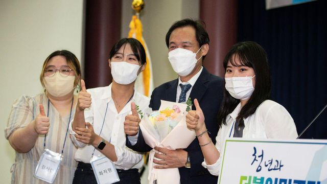 청년당원들과 사진을 찍는 우상호 의원