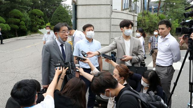경찰조사 후 기자 앞에 선 박정오 대표