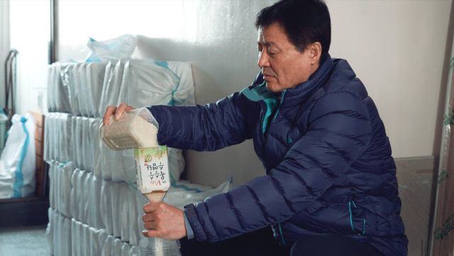 페트병에 쌀을 담는 박정오 대표