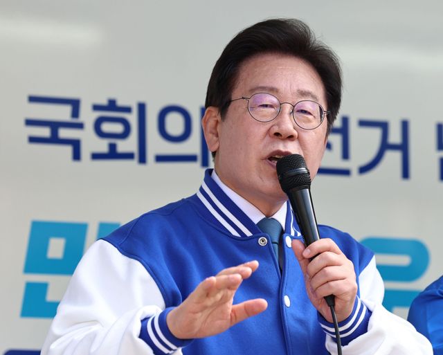 이재명 더불어민주당 대표 겸 상임선대위원장이 4일 오후 울산 울주군 범서읍 구영리 일대에서 이선호(울주군) 후보 지원유세를 하고 있다