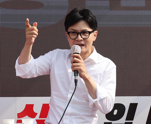 한동훈 국민의힘 총괄선대위원장이 4일 서울 송파구 송파여성문화회관 인근에서 박정훈 송파구갑, 배현진 송파구을 후보 지지 유세를 하고 있다