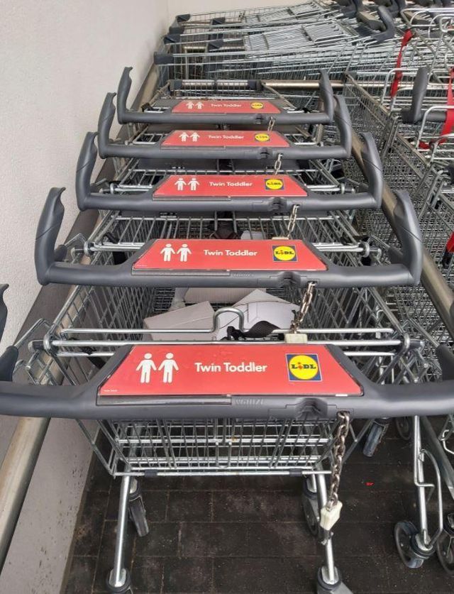 영국 런던의 한 대형마트에 배치된 쌍둥이를 태울 수 있는 카트