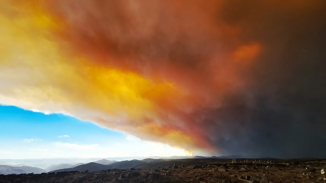 산불로 붉어진 하늘