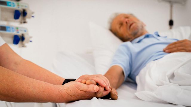 병상에 누워있는 노인