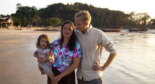 바닷가에서 찍은 가족사진