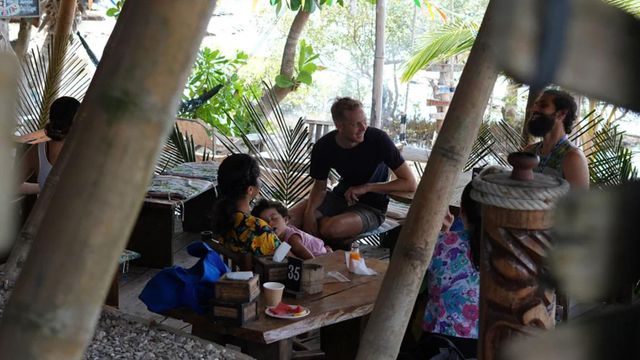 대화하는 가족들 