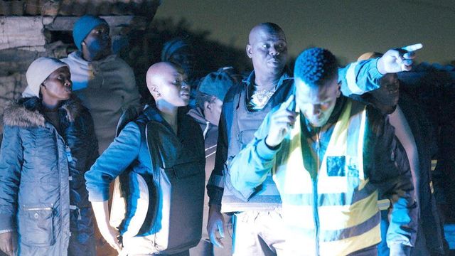 자발적으로 팀을 꾸려 순찰 중인 시민들의 모습