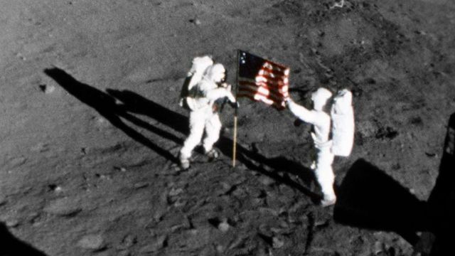 닐 암스트롱과 버즈 올드린이 달에 성조기를 꽂는 모습