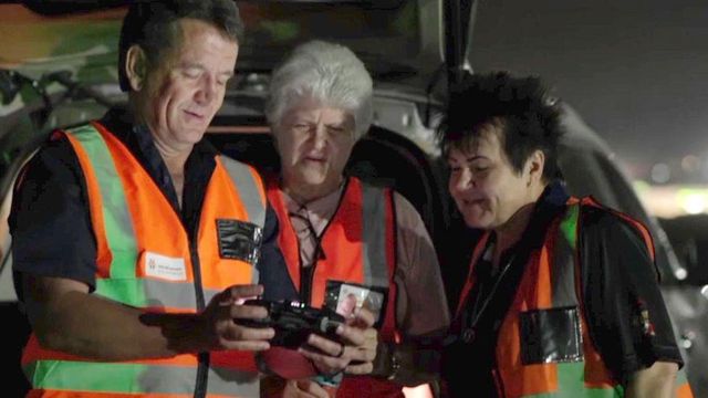 캠코더를 확인하는 자원봉사단의 모습