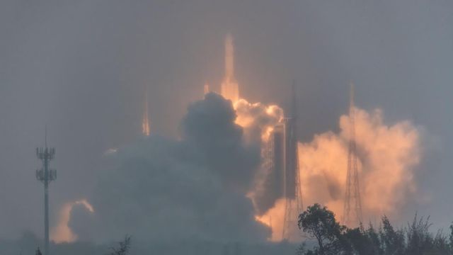 지난 3일, 달 탐사선 ‘창어-6’를 탑재한 발사체 ‘장정-5 Y8’이 원창 우주 발사 센터에서 발사되는 모습