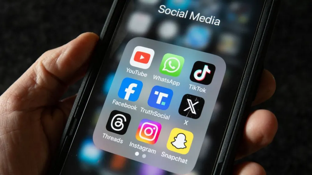 유튜브, 왓츠앱, 틱톡 등 여러 SNS 앱