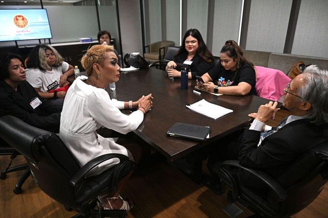 상원의원과 대화 중인 태국의 성소수자 운동가들