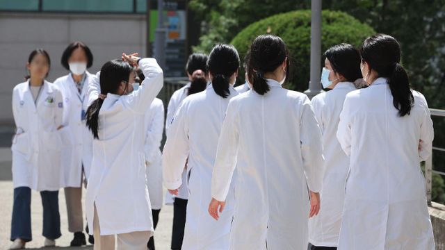 걸어가는 의사 무리