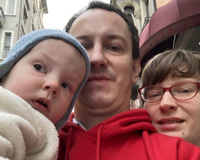 니나 나자로바 부부와 어린 아들