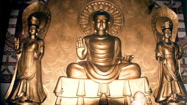 북한 묘향산에 위치한 보현사 불상