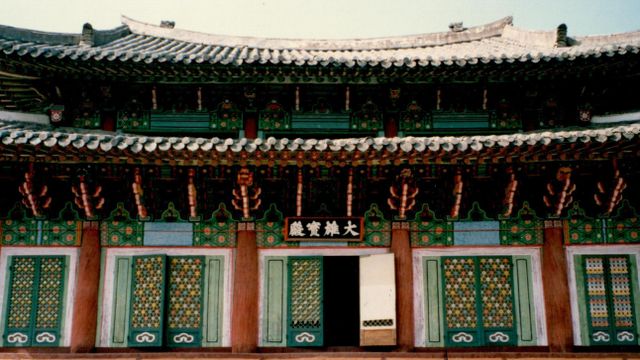 북한 평성시에 위치한 안국사 대응보전. 6.25 전쟁에도 피해를 입지 않는 사찰로 전해진다