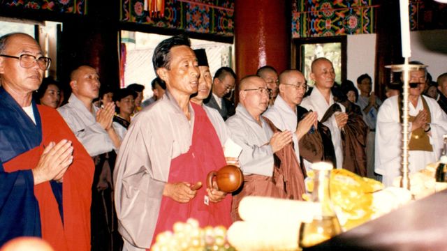 북한의 한 스님이 남북한 합동법회를 주최하며 목탁을 치고 있다 