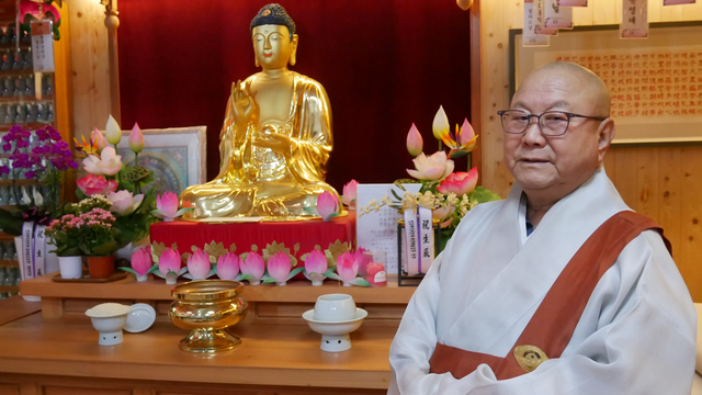 한국 조계종 원로의원 법타스님이 성북구의 한 법당에서 BBC 코리아와 인터뷰를 갖고 있다