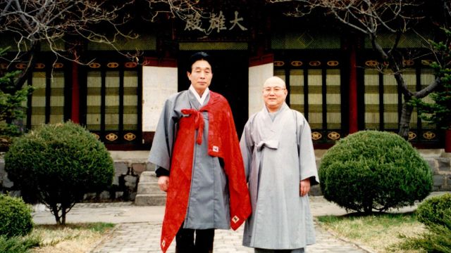1989년 7월 법타스님(오른쪽)이 북한 평양시 개선청년공원에 위치한 룡화사를 방문해 북한 주지스님과 사진을 찍고 있다