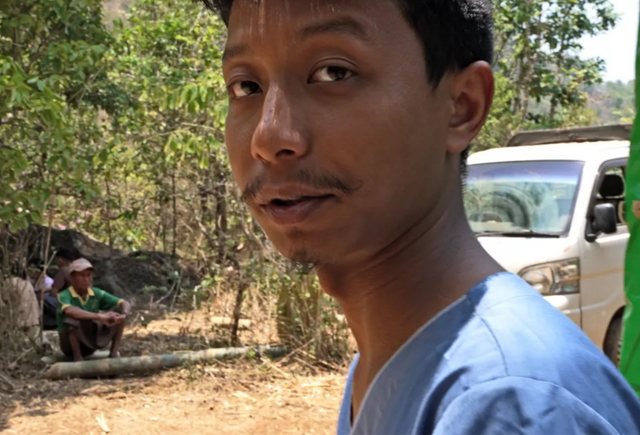 반군이 장악한 정글에 숨겨진 비밀 병원에서 일하는 의사, 요리