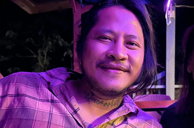 래퍼 노벰 쑤는 최전선에서 반군 전사들을 위한 동기 부여에 힘쓰고 있다