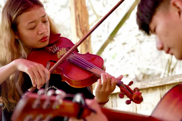 집을 떠나 정글에서 아이들에게 음악을 가르치고 있는 모우 흐프레이 미아르
