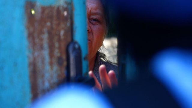 문 틈으로 보이는 엠마의 모습