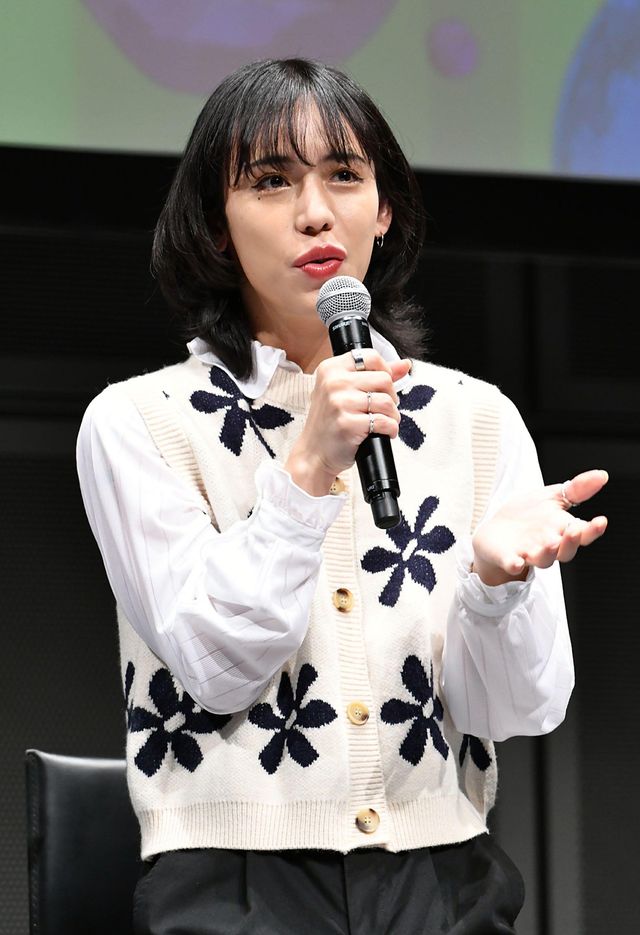 마이크를 들고 발언하고 있는 일본 유명 연예인 류첼