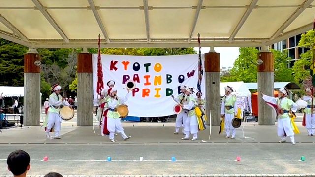 관객들에게 자신들을 소개하고 있는 재일교포 학생들