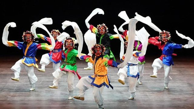 탈춤을 추고 있는 한소리 학생들