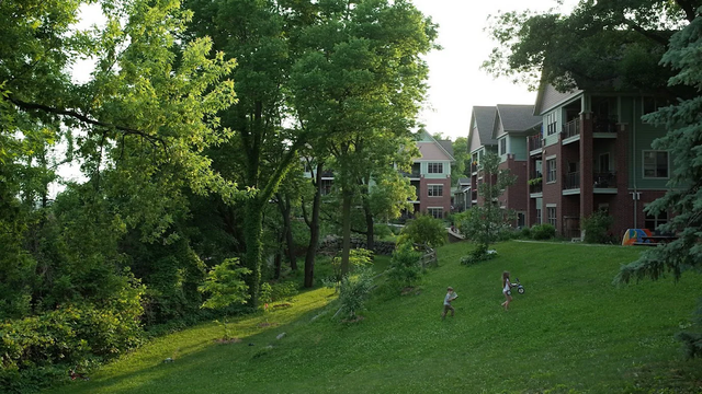 위스콘신주의 '아브르코 코하우징'에 있는 넓은 마당