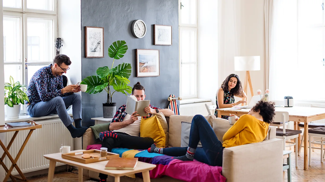 공동 주거 공간에 모여있는 사람들