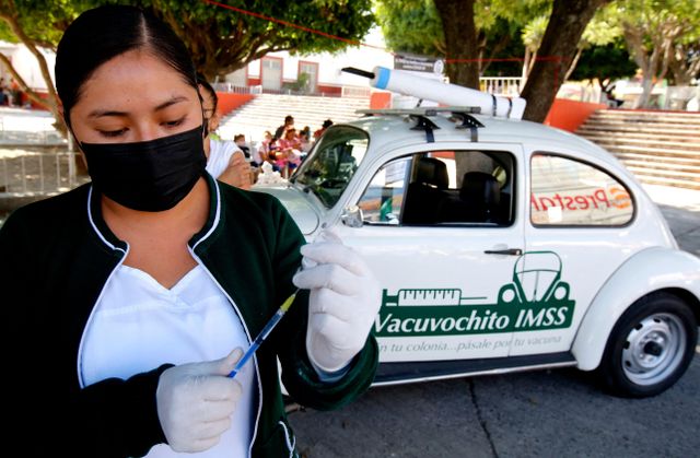 멕시코의 간호사가 아스트라제네카의 코로나19 백신 접종을 준비하는 모습